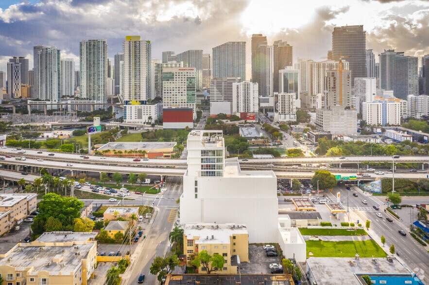 More Photos Of 420 SW 7th St, Miami Office For Lease