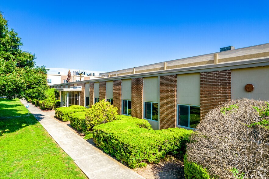 More Photos Of 4430 Director Dr, San Antonio Manufacturing For Lease