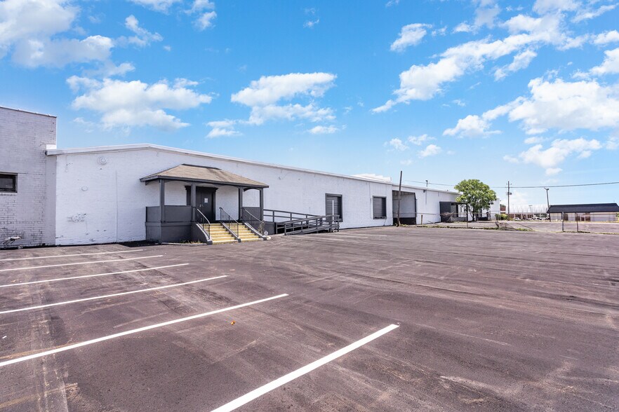 More Photos Of 2613-2625 Lee Ave, Sanford Manufacturing For Lease