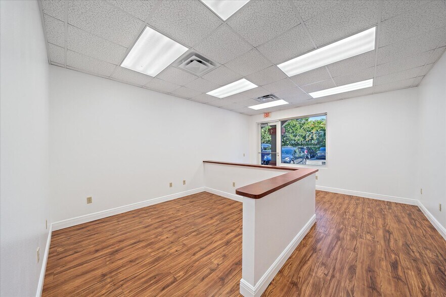 More Photos Of 306 N Rhodes Ave, Sarasota Medical For Sale