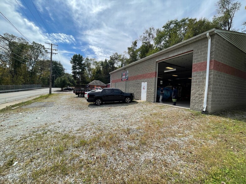 More Photos Of 630 Long Rd, Pittsburgh Showroom For Sale