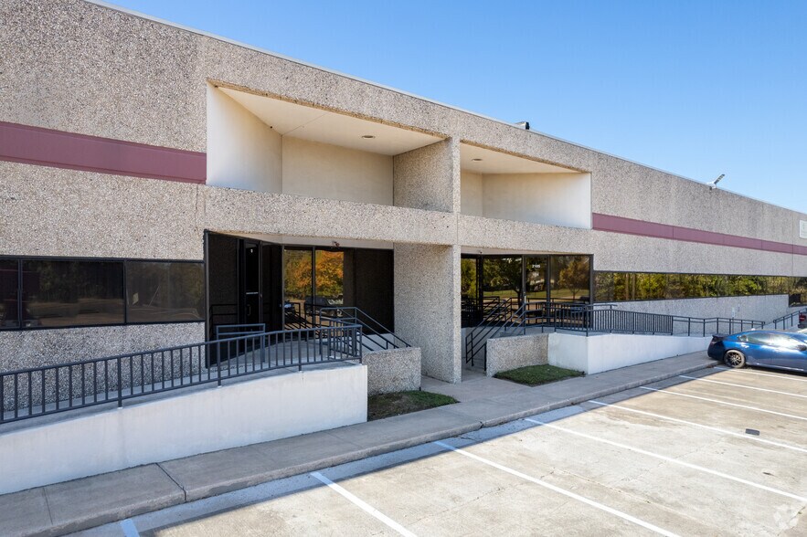 More Photos Of 2055 Silber Rd, Houston Unknown For Lease