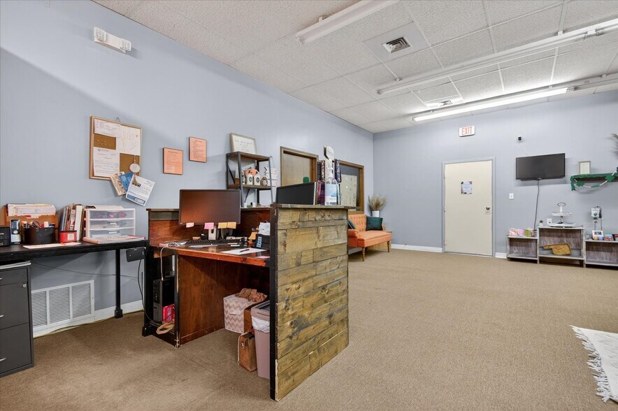 More Photos Of 111 SE Frank Phillips Blvd, Bartlesville Office For Sale