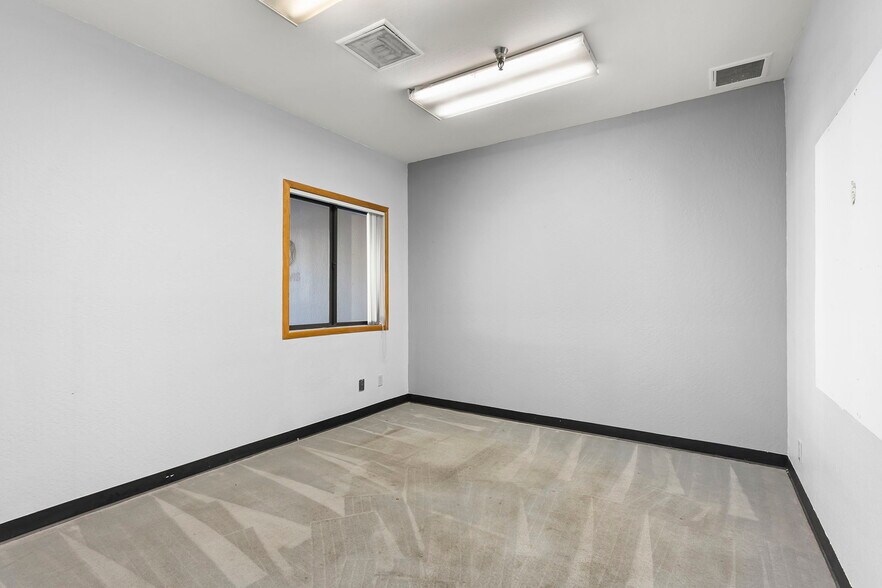 More Photos Of 802-808 Packer Way, Sparks Warehouse For Lease