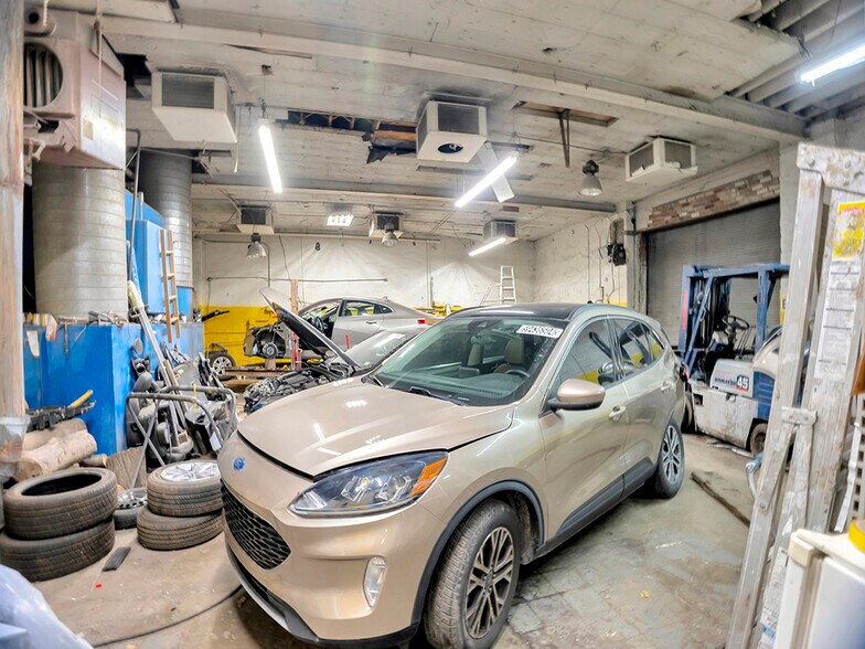 More Photos Of 7940 Tireman St, Detroit Auto Repair For Sale