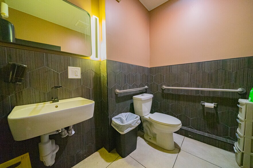 More Photos Of 1858 N Western Ave, Chicago Storefront Retail Residential For Lease