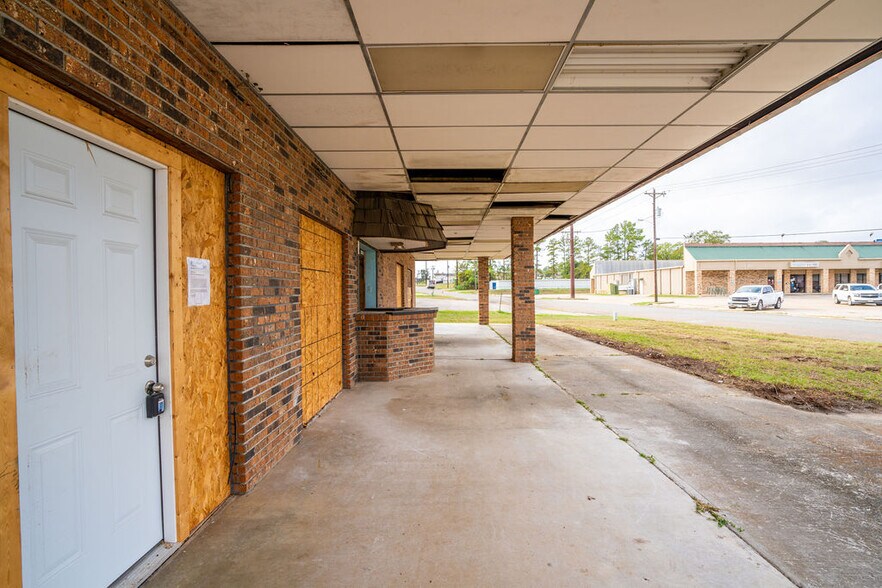 More Photos Of 611 S Fletcher St, Jasper Storefront Retail Office For Sale