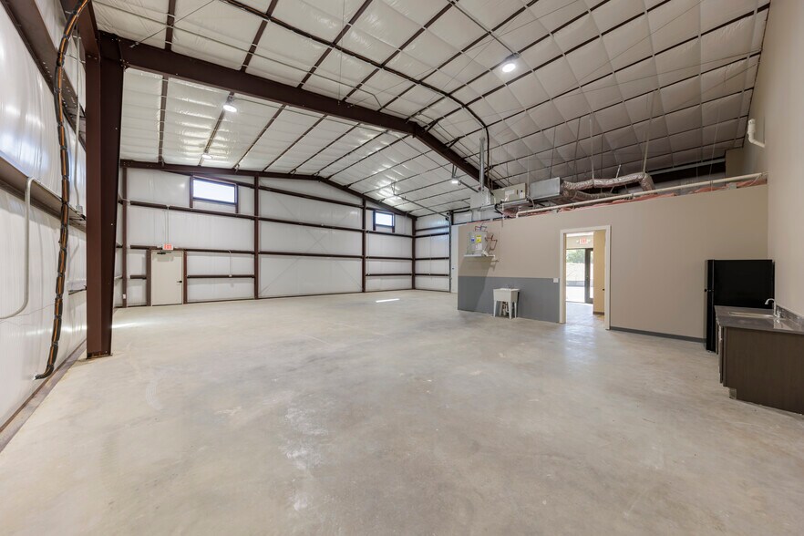 More Photos Of 6451 Silver Saddle Rd, Fort Worth Warehouse For Lease