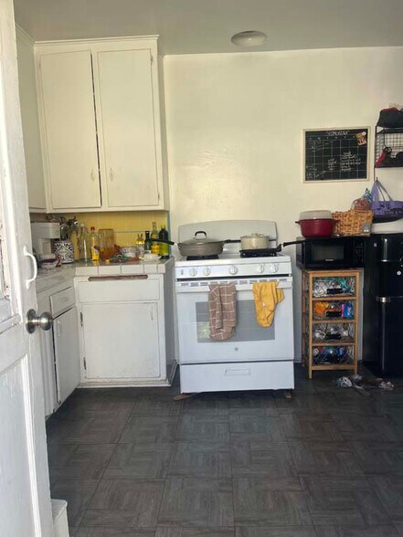 More Photos Of 1068 McDonald Ave, Wilmington Multifamily For Sale