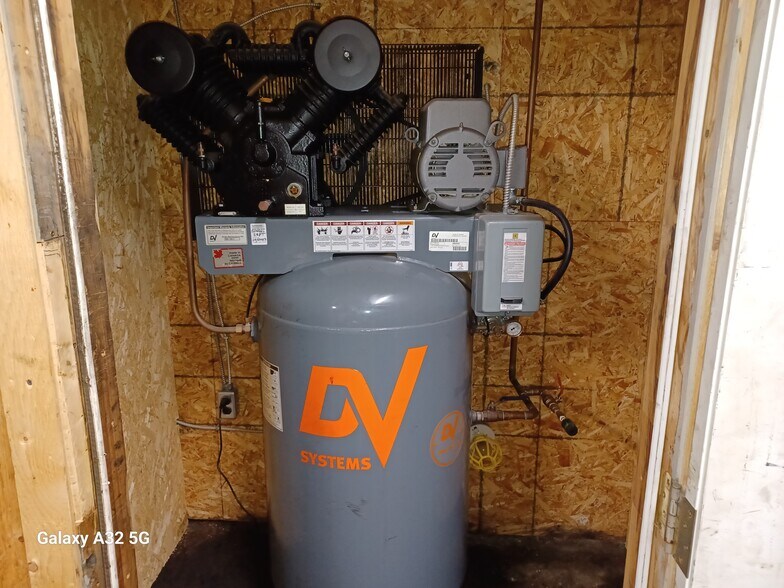 More Photos Of 39 Cleopatra Dr, Nepean Warehouse For Sale