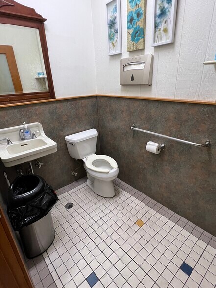 More Photos Of 894 Queen St, Honolulu Storefront Retail Office For Lease