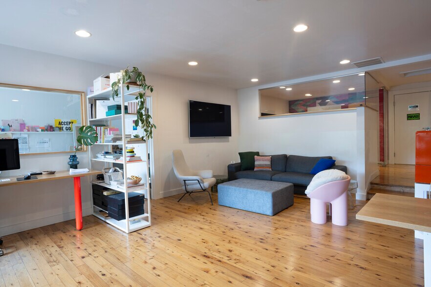 More Photos Of 2337 SE Ankeny St, Portland Office For Sale