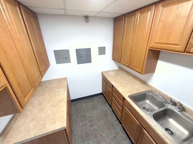 More Photos Of 1019 Rail Dr, Woodstock Warehouse For Lease