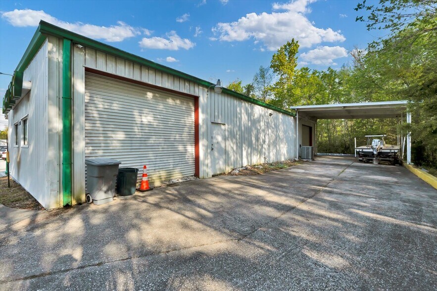 More Photos Of 3300 E Moody Blvd, Bunnell Light Manufacturing For Sale