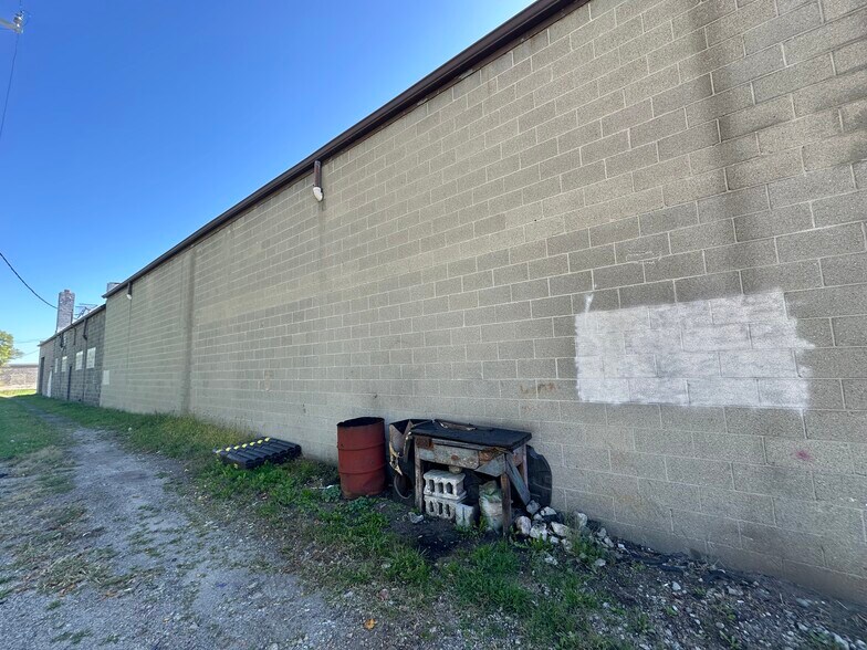 More Photos Of 5431 E Davison St, Detroit Warehouse For Sale