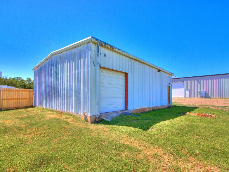 More Photos Of 18608 NE 23rd St, Harrah Light Distribution For Lease