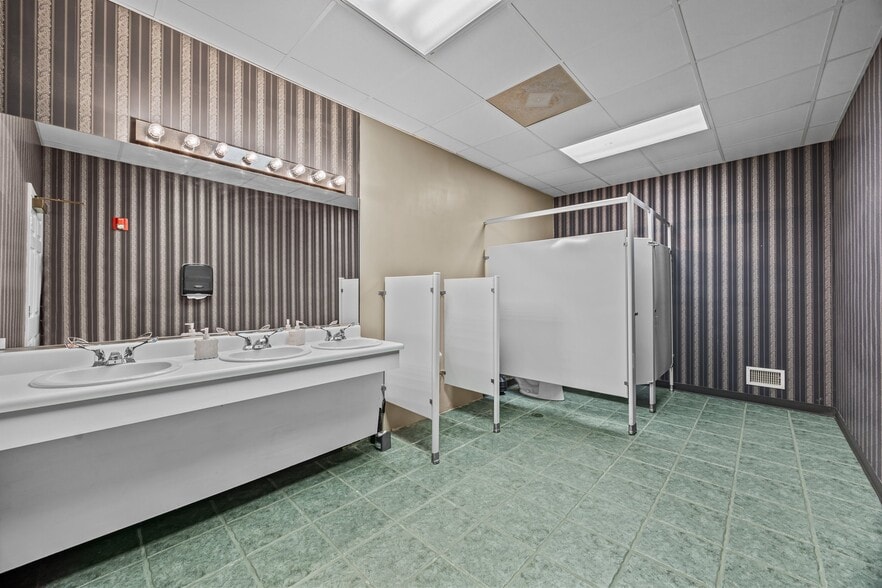 More Photos Of 188 Wiggins Rd, Mooresville Specialty For Sale