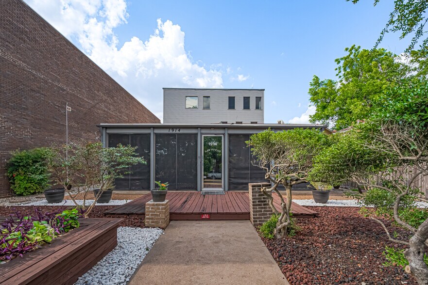 Primary Photo Of 1914 N Memorial Way, Houston Office For Lease