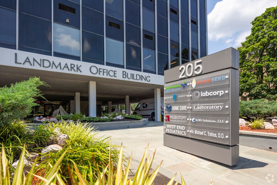 More Photos Of 205 S Whiting St, Alexandria Medical For Lease