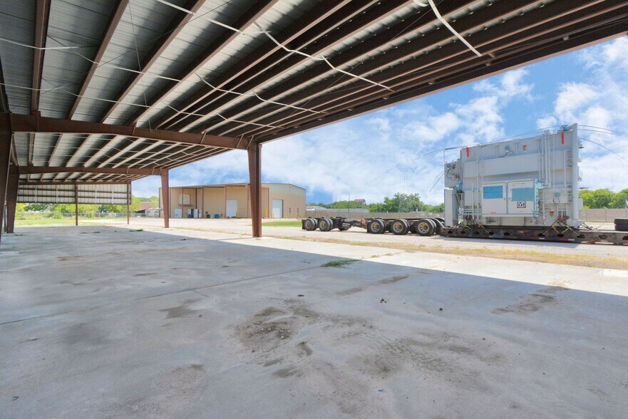 More Photos Of 1500 W Highway 6, Alvin Truck Terminal For Lease