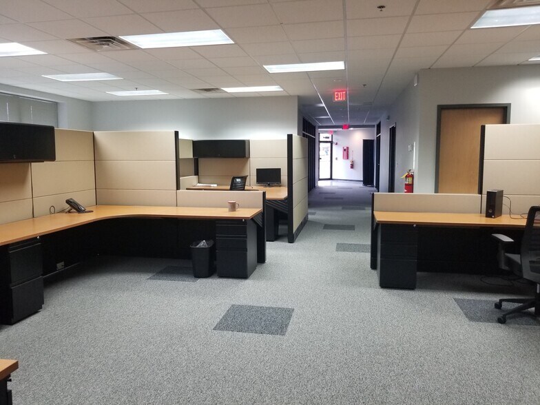 More Photos Of 1890 W Oak Pky, Marietta Showroom For Lease