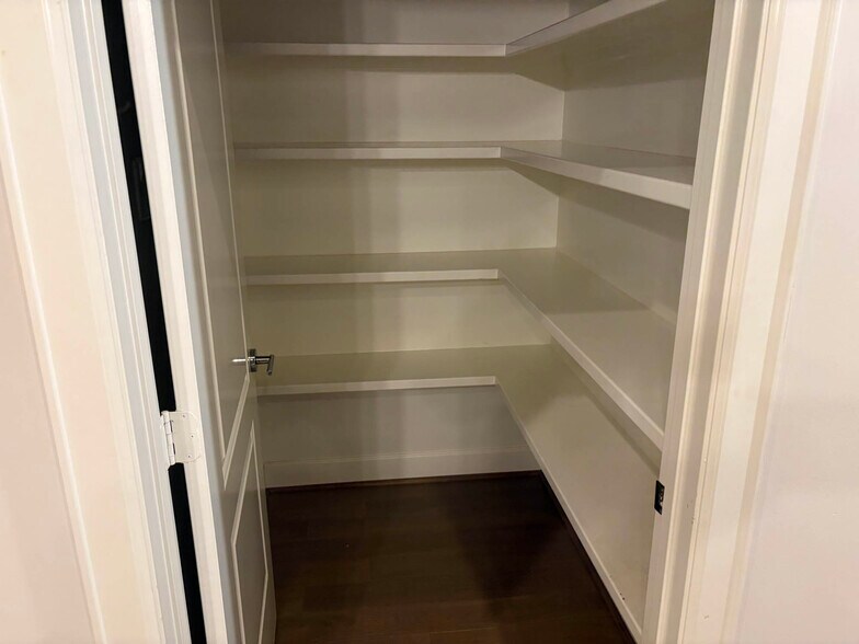 More Photos Of 5902 Winsome Ln, Houston Office Residential For Sale