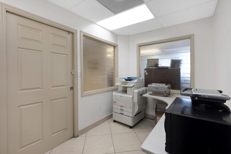 More Photos Of 7866 NW 46th St, Doral Distribution For Lease