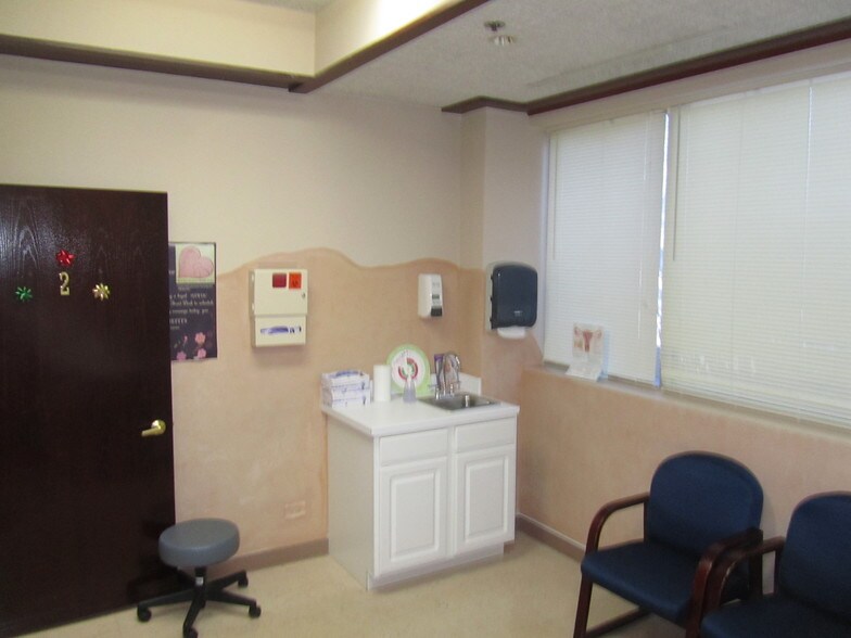 More Photos Of 1 Tiffany Pt, Bloomingdale Medical For Lease