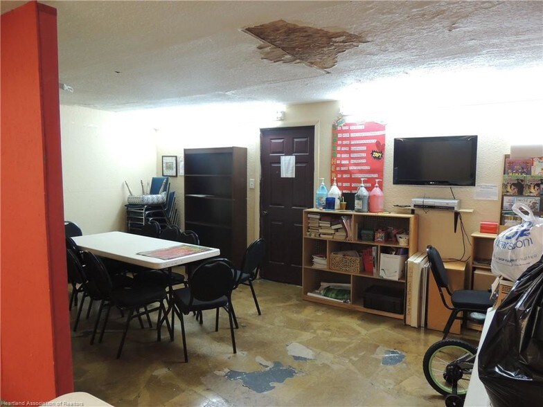 More Photos Of 408 N Ridgewood Dr, Sebring Freestanding For Sale