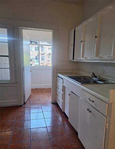 More Photos Of 1943 Estrella Ave, Los Angeles Multifamily For Sale