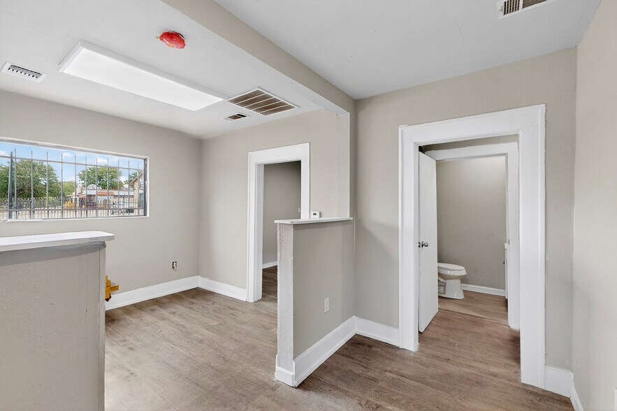 More Photos Of 3818 S Lancaster Rd, Dallas Showroom For Lease