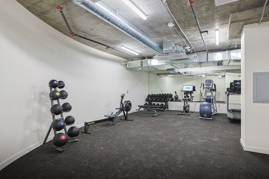 More Photos Of 10555 Bloomfield St, Toluca Lake Apartments For Sale