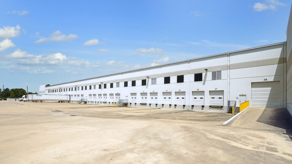 More Photos Of 300 Airtex Dr, Houston Distribution For Lease