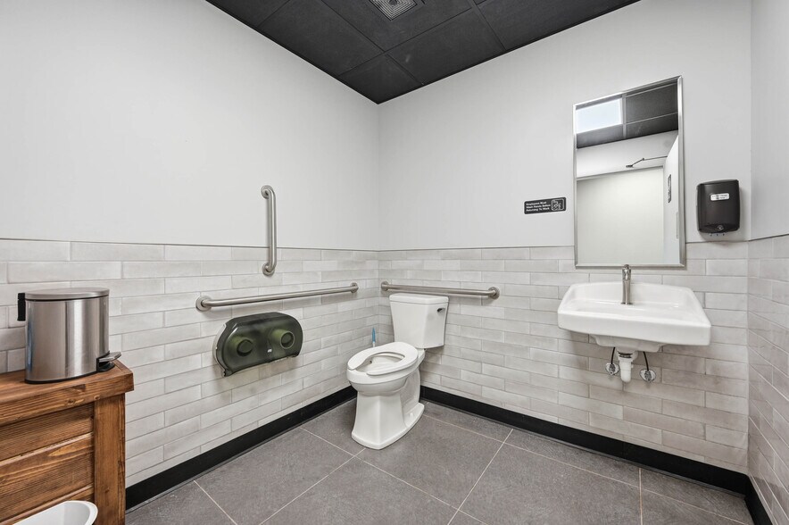 More Photos Of 1511 N Meridian St, Portland Freestanding For Sale