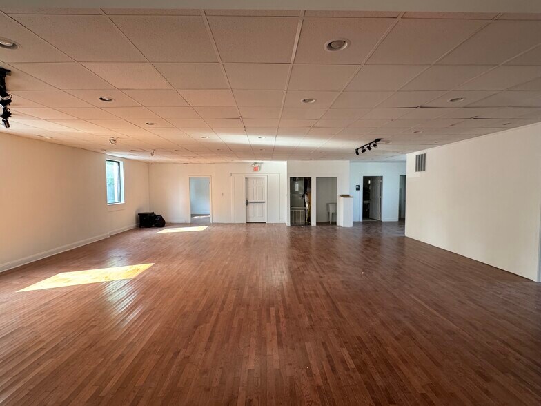 More Photos Of 535 Northern Ave, Hagerstown Showroom For Lease