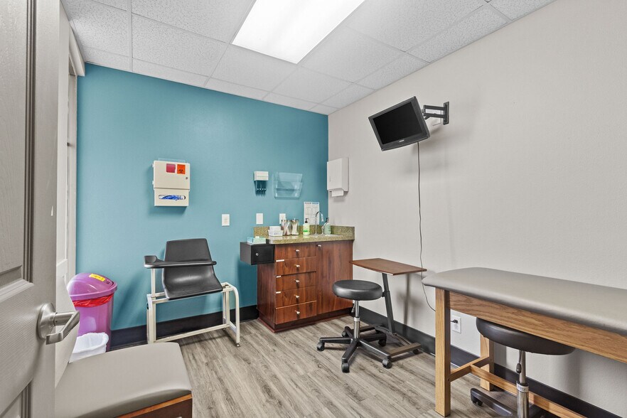 More Photos Of 413 W Robertson St, Brandon Office For Sale