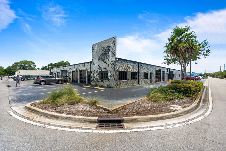 Primary Photo Of 3472 NE 5th Ave, Oakland Park Showroom For Lease