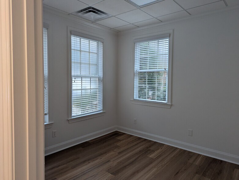 More Photos Of 1905 Woodstock Rd, Roswell Office For Lease