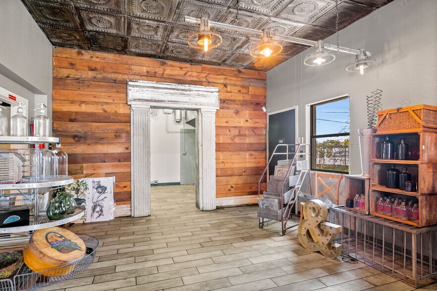 More Photos Of 702 Front St, Comfort Freestanding For Sale