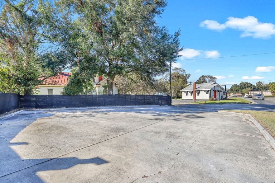 More Photos Of 2203 Skidaway Rd, Savannah Freestanding For Sale