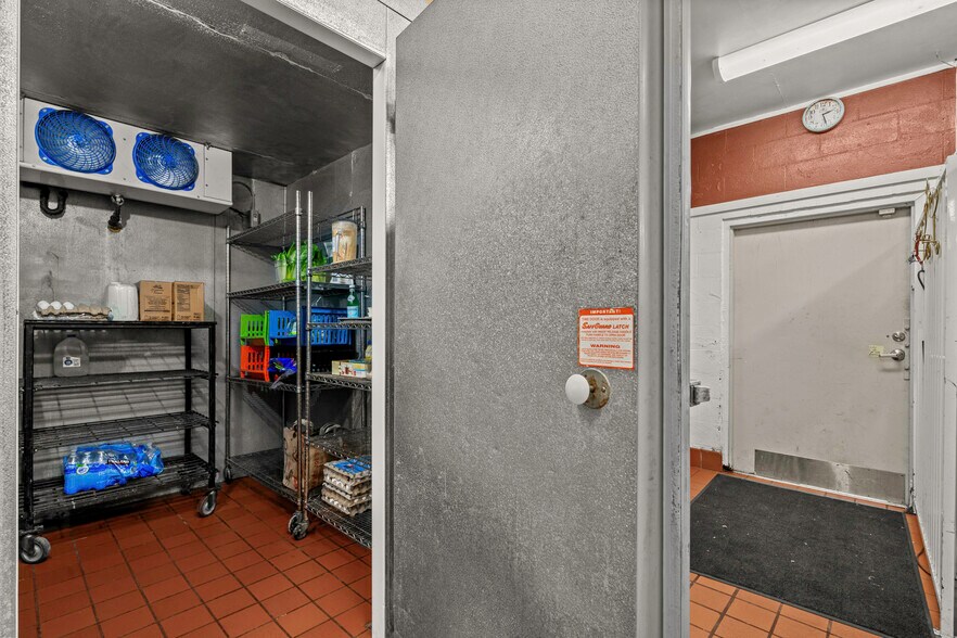 More Photos Of 1760 Market St NE, Salem Freestanding For Sale