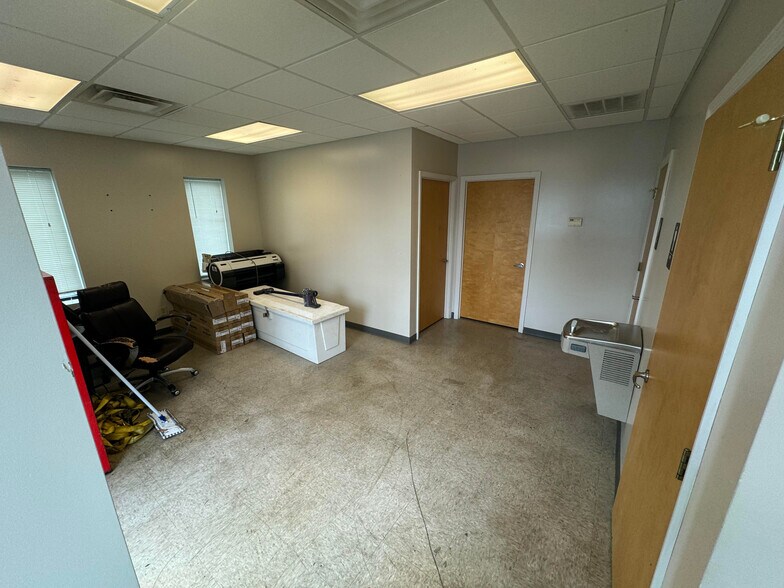 More Photos Of 3702 Neal Dr, Knoxville Light Manufacturing For Lease