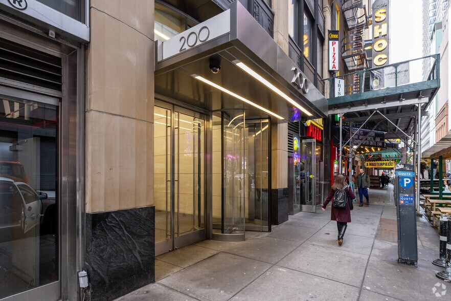 More Photos Of 200 W 41st St, New York Coworking Space
