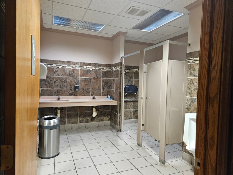 More Photos Of 5530 Gratiot Rd, Saginaw General Retail For Sale