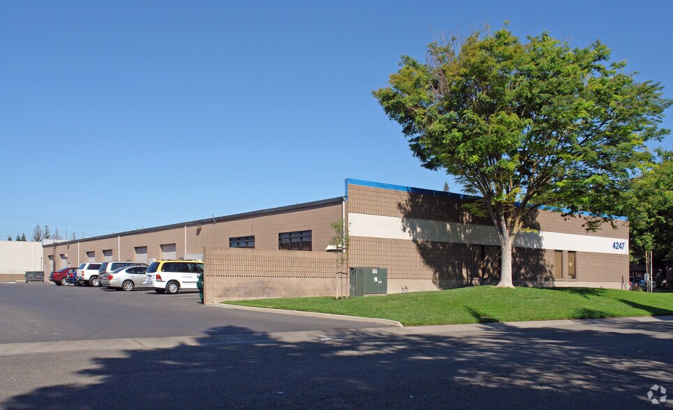 More Photos Of 900 N Market Blvd, Sacramento Flex For Lease