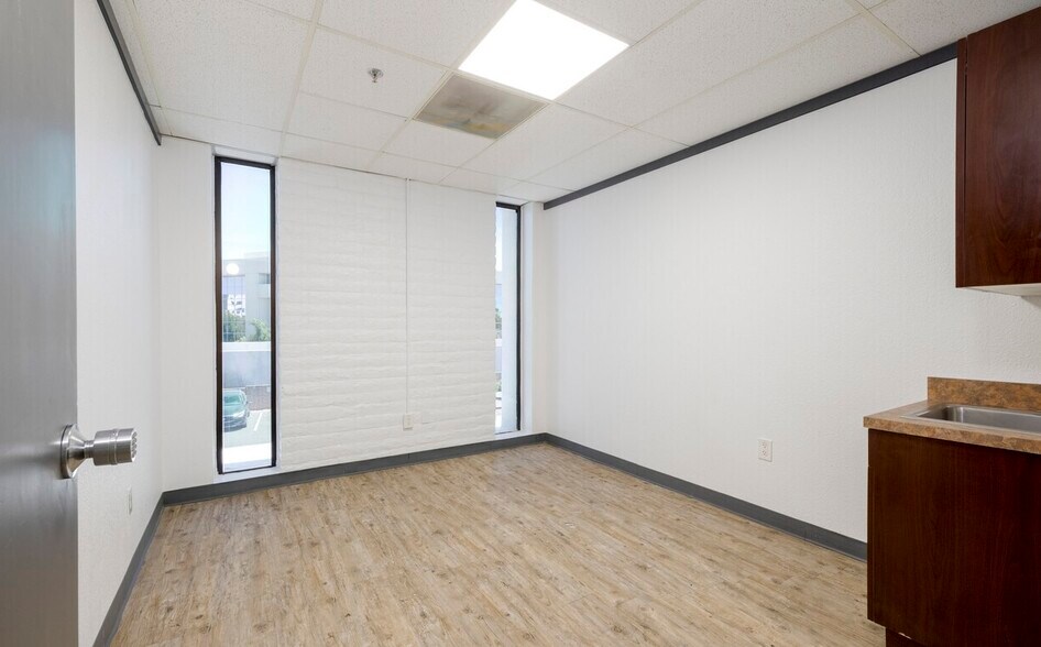 More Photos Of 5060 N 19th Ave, Phoenix Office For Sale