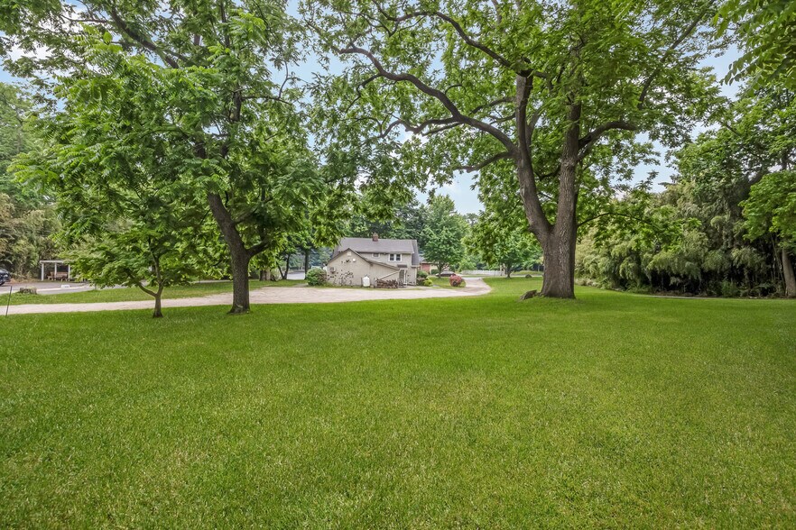 More Photos Of 645 Middle Country Rd, Middle Island Office For Sale