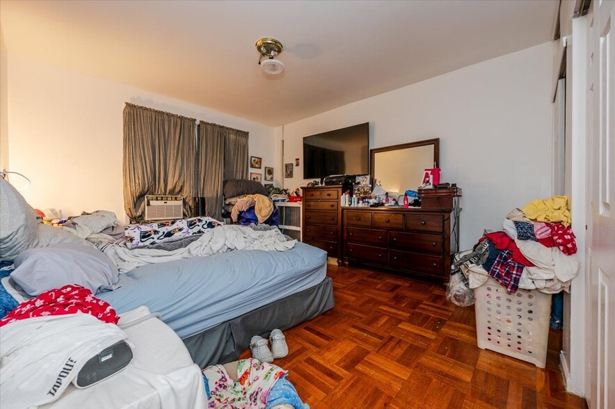 More Photos Of 2918 Bruckner Blvd, Bronx Bar For Sale