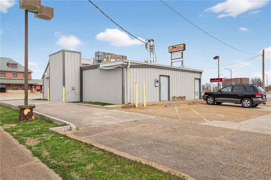 More Photos Of 2120 Main St, Parsons Fast Food For Sale