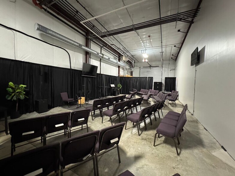 More Photos Of 912-922 E Warren St, Gardner Industrial For Lease